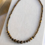 Χειροποίητο κολιέ με ημιπολύτιμές καφέ πέτρες μάτι τίγρης