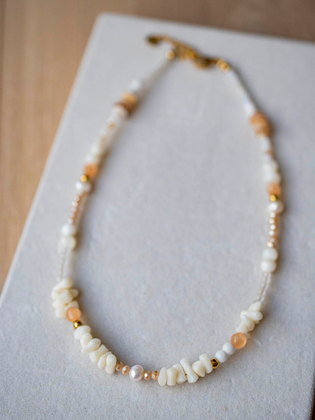 Χειροποίητο κολιέ σε λευκό με ημιπολύτιμες πέτρες, πέρλες και φίλντισι