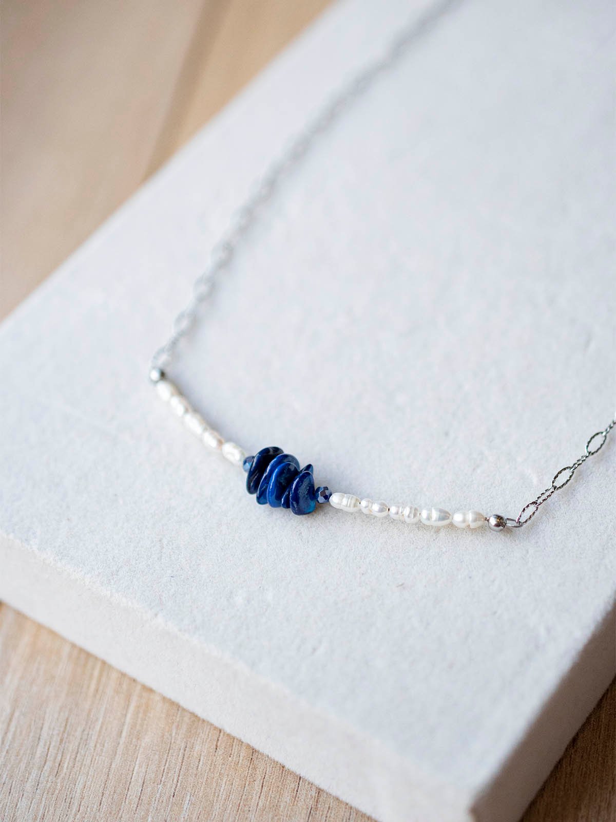 Χειροποίητο κολιέ περλίτσες και μπλε κοχύλι